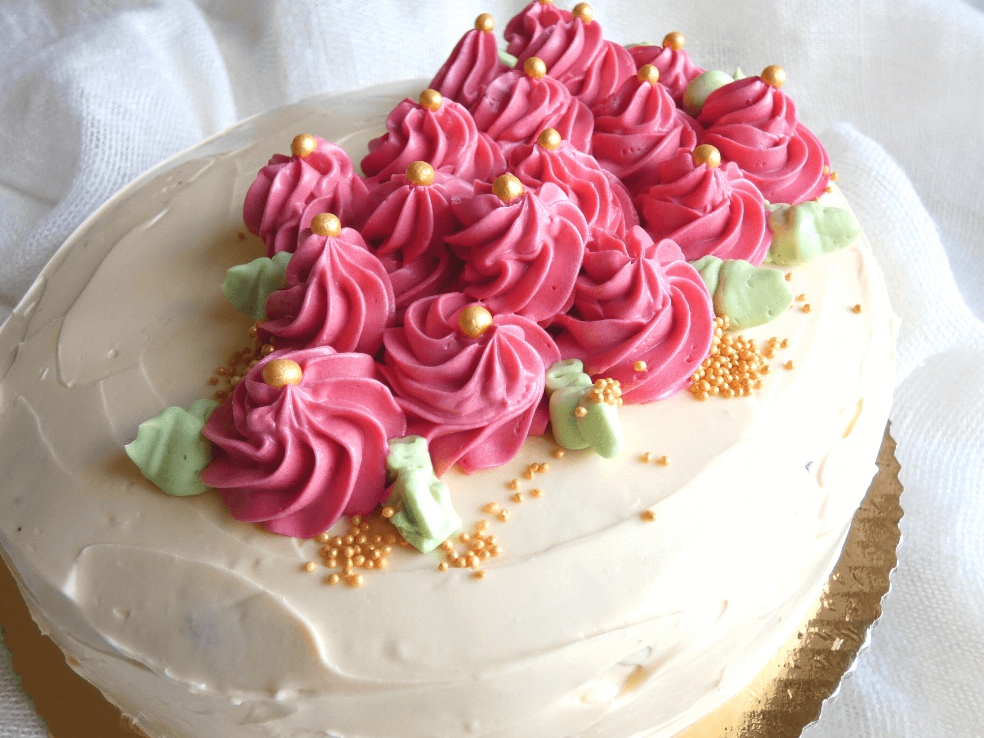 Tort urodzinowy średni zbliżenie dekoracji