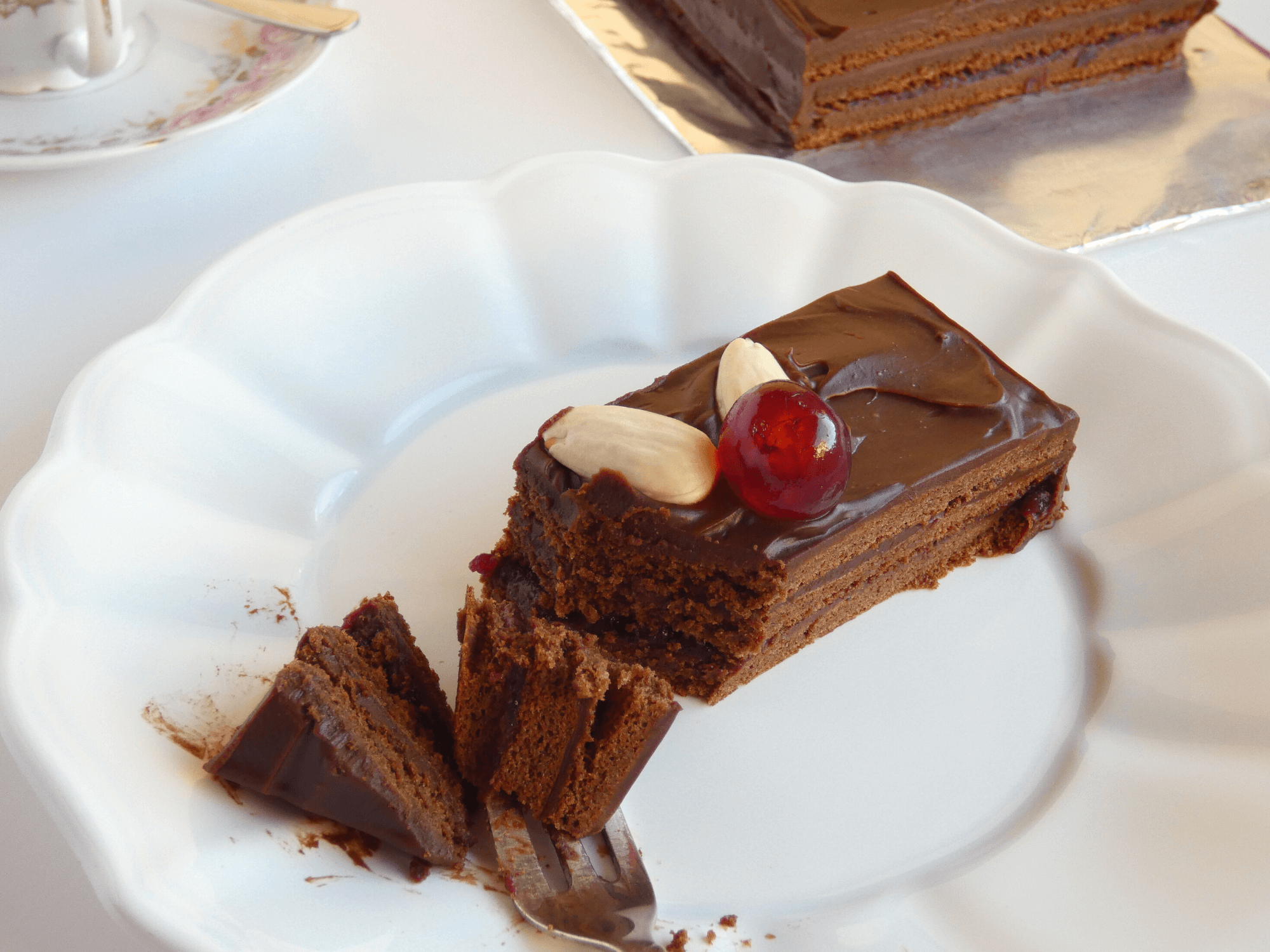 1Mazurek czekoladowy przekrój ciasta na talerzu z dekoracją druga wersja