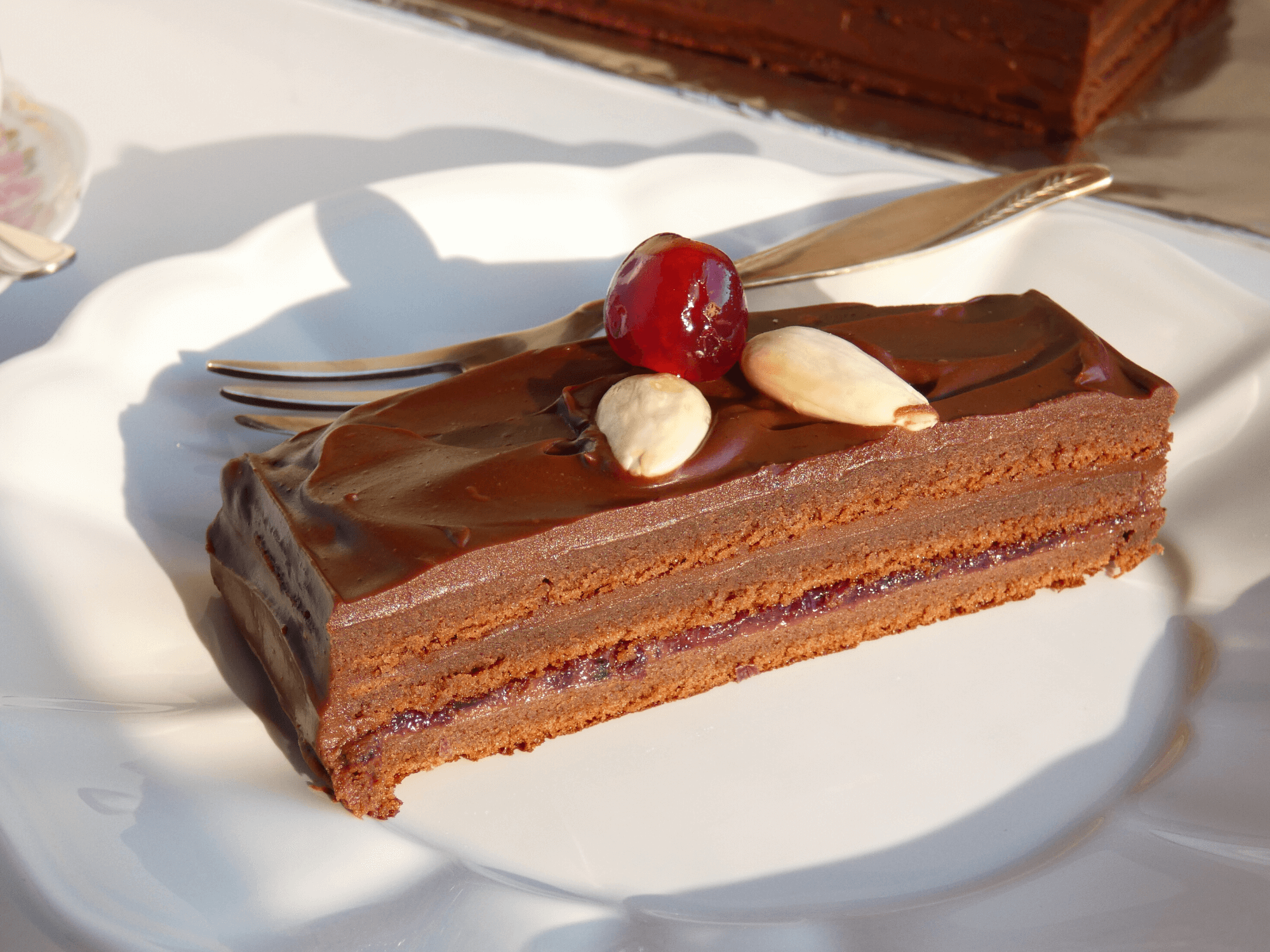 Mazurek czekoladowy kawałek na talerzu