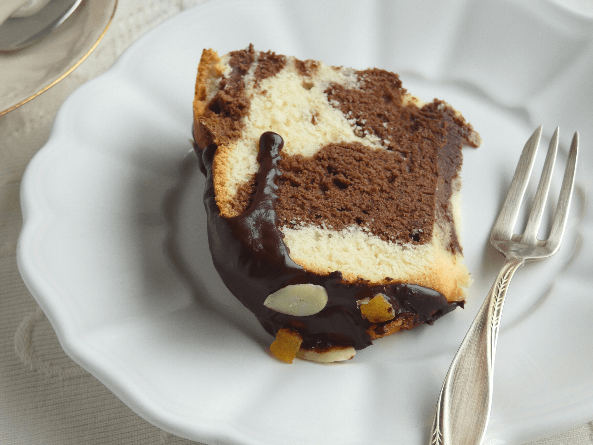 Baba Wielkanocna kawałek na talerzu z boku z czekoladą
