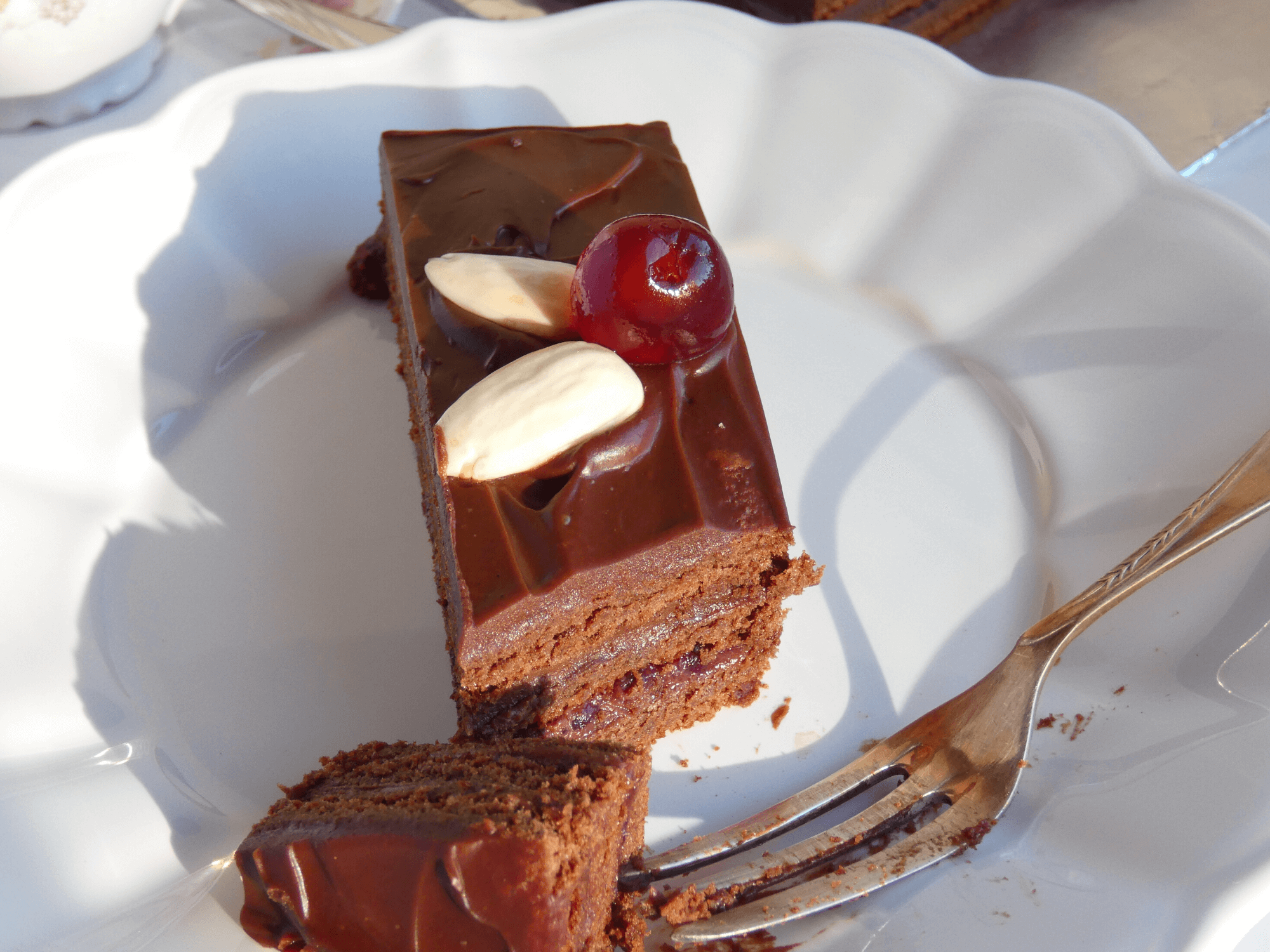 Mazurek czekoladowy przekrój ciasta na talerzu zbliżenie
