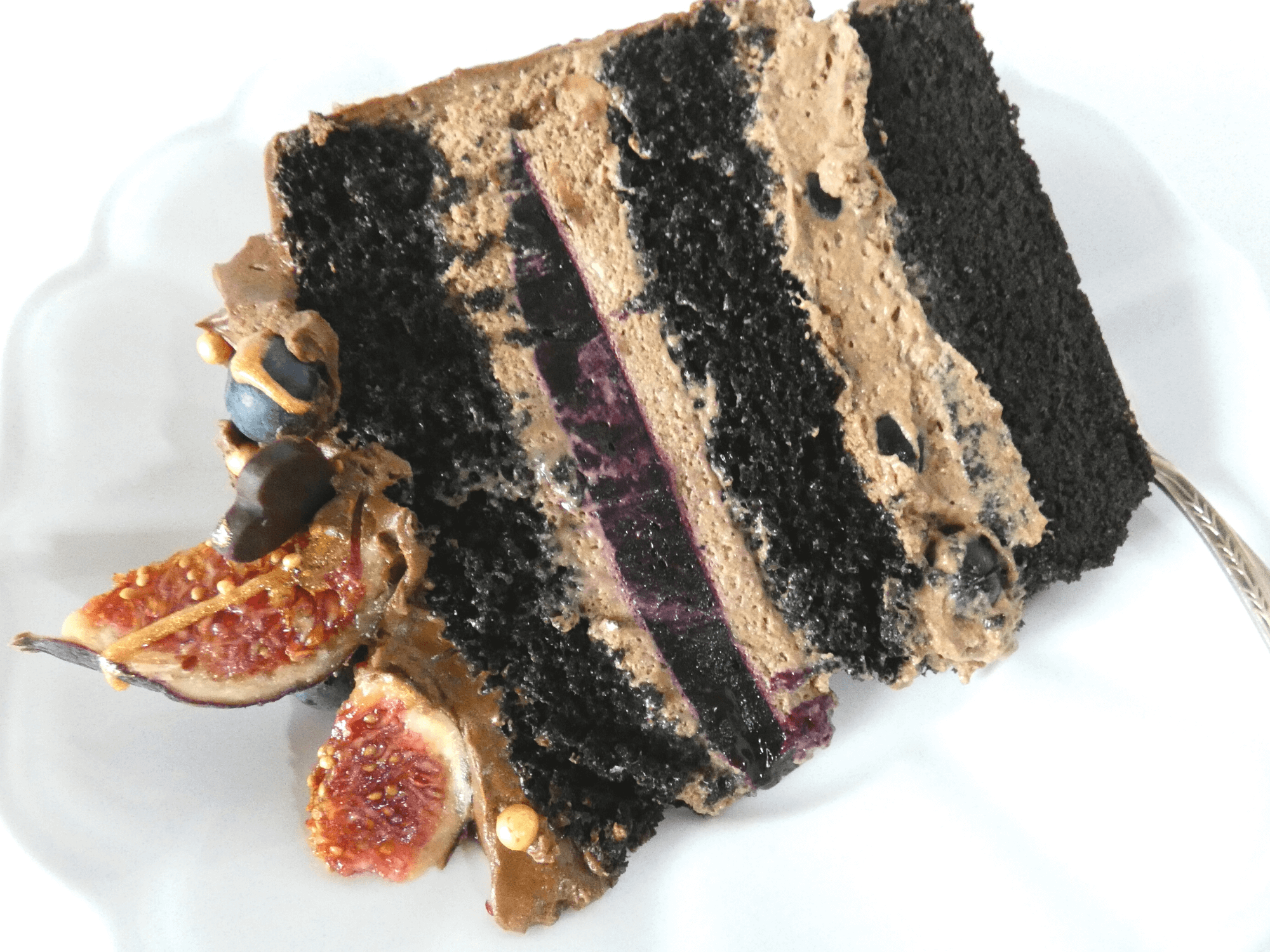 Tort czekoladowy kawałek na talerzu przekrój warstw