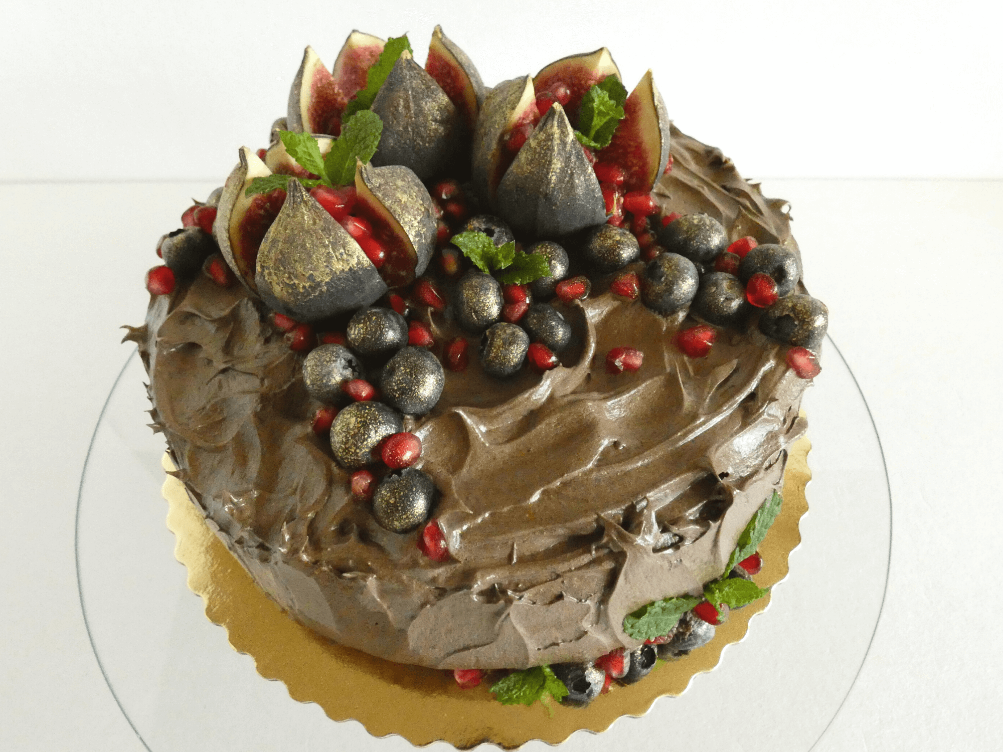 Tort mały czekoladowy dekoracja figi i borówka