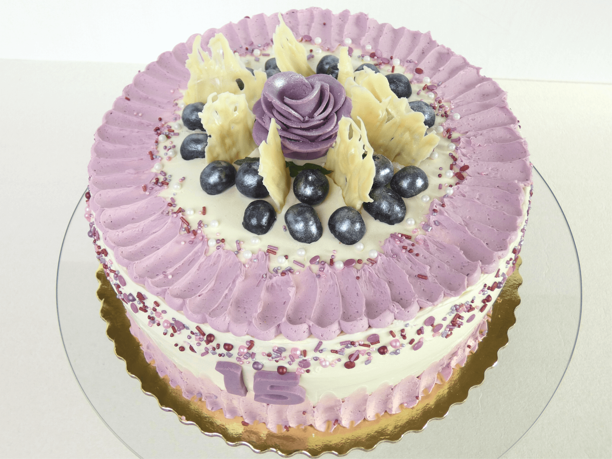 Tort mały liliowy dekoracja biała czekolada i borówki